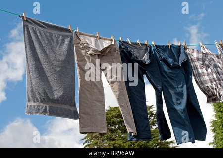 Wäscheständer auf eine Wäscheleine Stockfoto