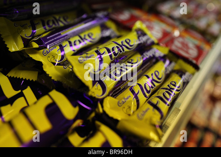 Cadbury Flake Schokoladentafeln in einem britischen Supermarkt gestapelt. Ikonische Verpackung der britischen Süßwarenmarke in Nahaufnahme. Stockfoto