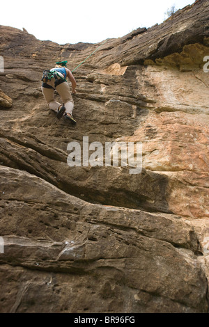 eine Frau Klettern in New Mexico, USA Stockfoto