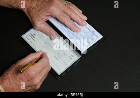 Ältere Menschen mans Hände schreiben zehn tausend-Dollar-Scheck aus unabhängigen National Bank Florida USA Stockfoto