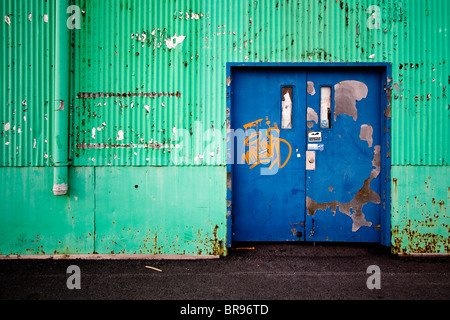 Eine blaue Tür an der Wand/Petrol. Stockfoto