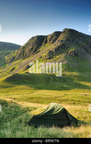 Wild campen auf schwarzen Segel Pass im englischen Lake District. Kirk fiel, ist der Berg im Hintergrund. Stockfoto