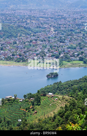 Ansicht des Phewa See und die Stadt Pokhara, Nepal Stockfoto