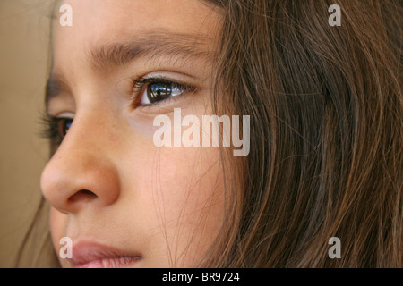 Nahaufnahme von hispanischen Mädchen mit besorgt Ausdruck Stockfoto