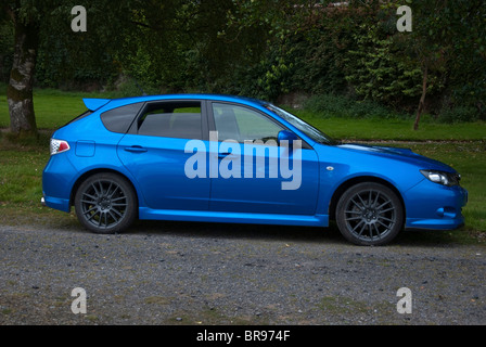 2002 Modell metallisch blauen Subaru Impreza WRXS Fließheck Stockfoto