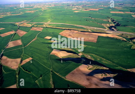 Ackerland und Autobahn. Luftaufnahme von Bureba Region. Burgos. Kastilien-León. Spanien. Stockfoto