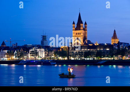 Deutschland, Nordrhein-Westfalen, Köln. Abend über die Gross St. Martin Kirche und Frankenwerft Rhein River Embankment. Stockfoto