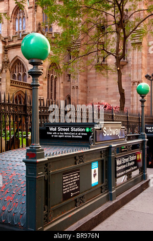 Wall Street u-Bahnstation vor der Trinity Church in der Nähe von Ground Zero in Lower Manhattan, New York City, USA Stockfoto