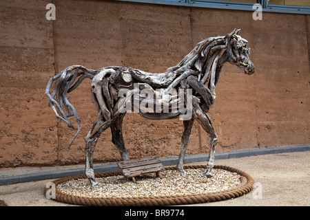 Hölzernes Pferdeskulptur von Heather Jansch im Eden Project Stockfoto