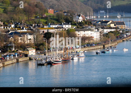 Blick auf zwei große Schiffe vor Anker am Fluss Dart in Dartmouth Blick von oberhalb der Stadt an einem klaren Morgen April Stockfoto