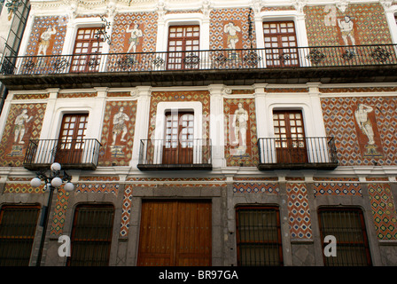 Fassade der Casa de Las Munecos oder Haus der Puppen in der Stadt Puebla, Mexiko. Puebla ist ein UNESCO-Weltkulturerbe. Stockfoto