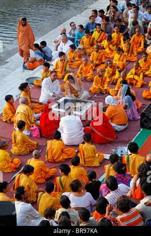 Puja am Triveni Ghat, Rishikesh, Uttaranchal, Indien Stockfoto