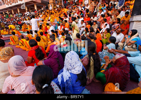 Puja am Triveni Ghat, Rishikesh, Uttaranchal, Indien Stockfoto