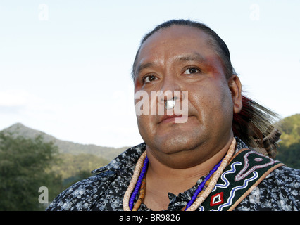 Kopfschuss von einem Cherokee Mann, Mitglied des Arbeitskreises Krieger des AniKituhwa Teilnahme an der jährlichen Südosten Stämme Festival. Stockfoto