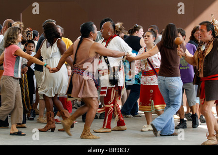 Cherokee, North Carolina - Tänzerinnen auf der Bühne während des jährlichen Festivals der Südost-Stämme Stockfoto