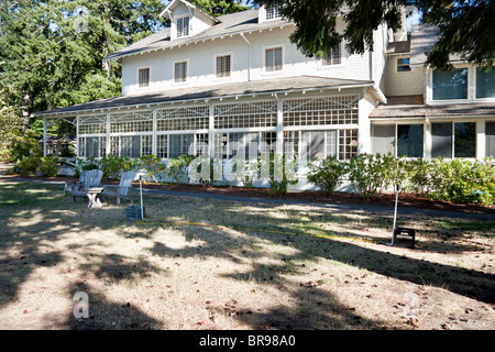 Hauptgebäude der weiß lackierten Holzschindel Drehen des Jahrhunderts Lake Crescent Lodge am Lake Crescent Washington Stockfoto