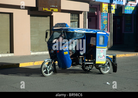 Motorrad-Typ von Taxi, öffentlichen Verkehrsmitteln, auf der Straße in Puno, Peru umgewandelt. Stockfoto