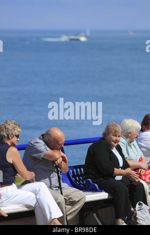 Eine Rast auf der Pier, Eastbourne, East Sussex, England. Stockfoto