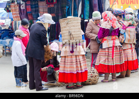 Flower Hmong Frauen kaufen Hühner am Sonntagsmarkt in Bac ha, Vietnam Stockfoto