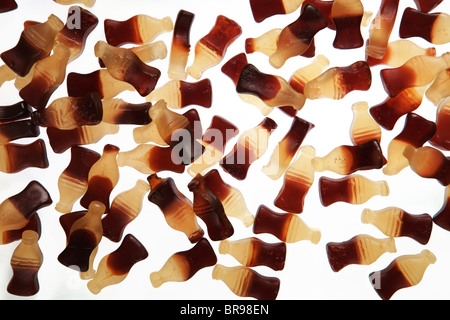 Cola Flasche Süßigkeiten auf weißem Hintergrund Stockfoto