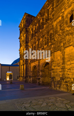 Deutschland, Rheinland-Pfaltz, Flusstal der Mosel, Trier. Porta Nigra, römische Bauwerk aus dem 2. Jahrhundert, Abend. Stockfoto