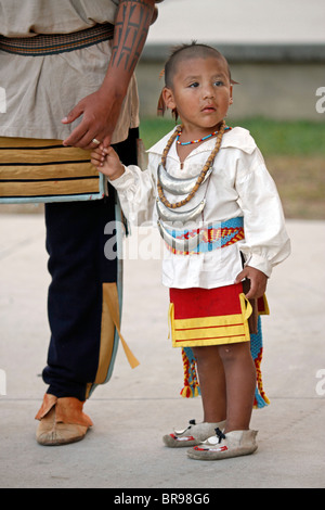 Cherokee, North Carolina - Young Cherokee junge gekleidet in traditioneller Tracht im Südosten Stämme Festival. Stockfoto