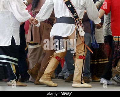 Cherokee, North Carolina - Tänzerinnen auf der Bühne während des jährlichen Festivals der Südost-Stämme Stockfoto