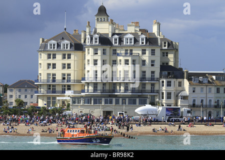 Die RNLI Mersey "RNLB Royal Thames" Klasse alle Wetter Rettungsboot an Eastbourne, East Sussex, England. Stockfoto