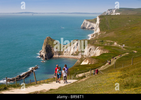 Familie zu Fuß entlang der South West Coast Path, Lulworth Cove, Dorset, Großbritannien Stockfoto