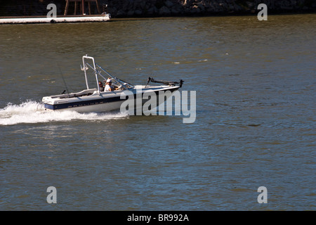 Ein Schnellboot auf dem Sacramento River in Sacramento, Kalifornien Stockfoto