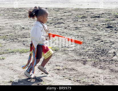 Cherokee, North Carolina - Cherokee junge spielt mit einem Spielzeug-Gewehr im Südosten Stämme Festival. Stockfoto