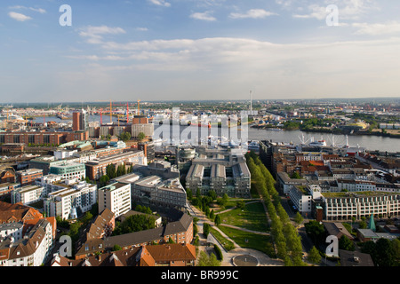 Deutschland, Hamburg, Hamburg. Blick auf den Hafen vom Kirchturm der St. Michaeliskirche. Stockfoto