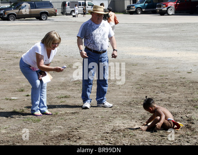 Cherokee, North Carolina - Besucher zum Südosten Stämme Festival nimmt ein Bild mit einem Mobiltelefon von einem jungen Cherokee. Stockfoto