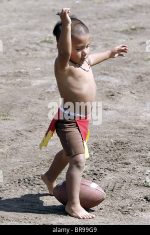 Cherokee, North Carolina - Cherokee junge spielt mit einem Fußball-Gewehr im Südosten Stämme Festival. Stockfoto