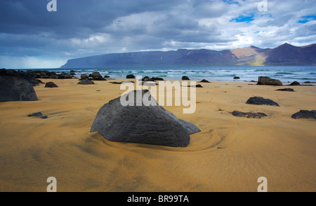 Ein Blick über Arnarfjordur von einem Strand an der Selardalur-Route in der West-Fjorde Island, Region Vestfirðir Stockfoto