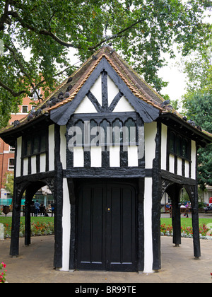 Die halbe Fachwerkhaus schwarz & weißen Gärtner Hütte erbaut 1895 Soho Square Gardens London UK Stockfoto