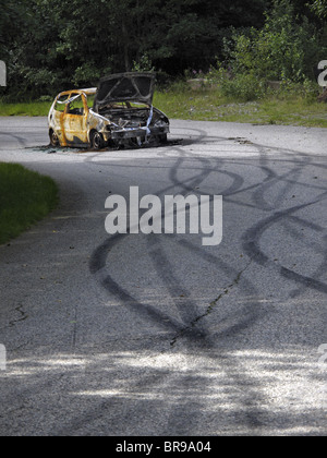 Ein belästigten und verbrannten Auto nach wilder Fahrt. Stockfoto