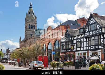 Das Rathaus und Geschäfte, Northgate Street, Chester, Cheshire, England, UK Stockfoto