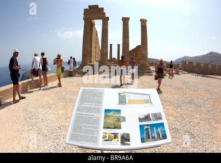 Touristen von der Tempel der Athene der Akropolis Lindos Rhodos griechische Inseln Hellas Stockfoto