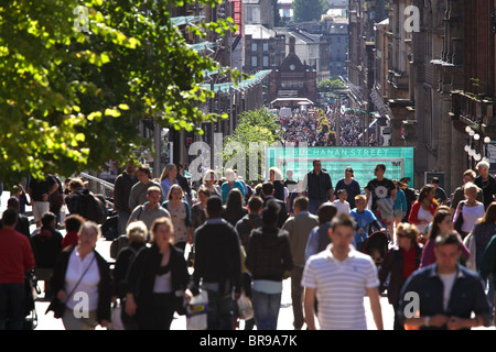 Fußgänger zu Fuß an der Buchanan Street im Stadtzentrum von Glasgow, Schottland, Vereinigtes Königreich Stockfoto