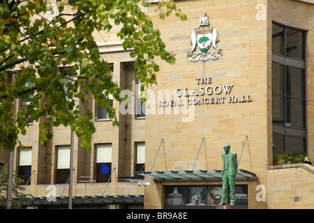 Statue von der späten Donald Dewar ehemaliger erster Minister von Schottland an der Buchanan Street neben Glasgow Royal Concert Hall, UK Stockfoto