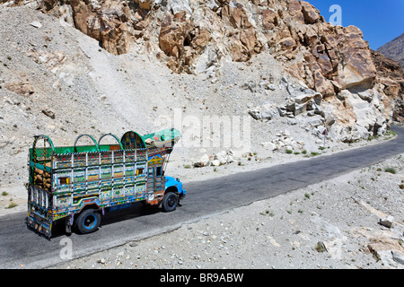 Bemalte Lastwagen auf dem Karakorum Highway, Gilgit-Baltistan, Pakistan Stockfoto