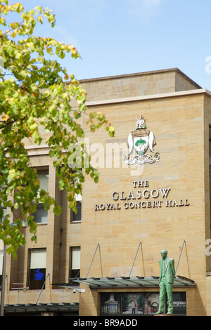 Glasgow Royal Concert Hall mit der Statue von Donald Dewar auf Buchanan Street, Scotland, UK Stockfoto