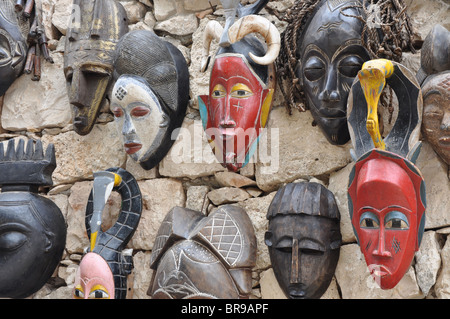 Geschnitzten Holzmasken für Verkauf in Sal, Kap Verde Stockfoto