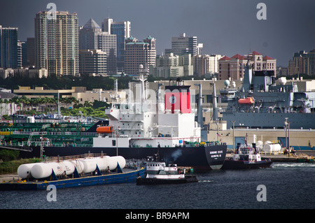 Port Everglades, Florida, USA. Öltanker, Sunshine State Andocken mit Hilfe von Seabulk Abschleppen Schlepper, New River. Stockfoto