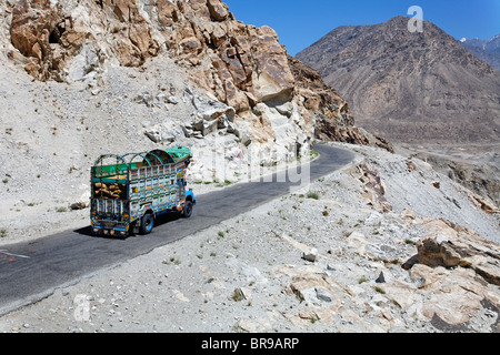 Bemalte Lastwagen auf dem Karakorum Highway, Gilgit-Baltistan, Pakistan Stockfoto