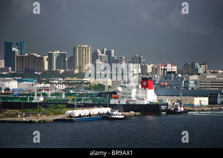 Port Everglades, Florida, USA. Öltanker, Sunshine State Andocken mit Hilfe von Seabulk Abschleppen Schlepper, New River. Stockfoto