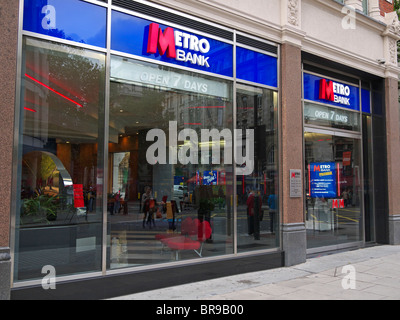 Außenseite der Metro Bank, der eine neue und einzigartige moderne High Holborn London UK Stockfoto