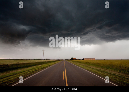 Eine Autobahn-Straße führt in die dunklen Wolken von einem schweren Gewitter im nördlichen Oklahoma, 12. Mai 2010. Stockfoto