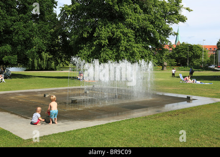 Kinder Beim Spiel einer Einem Brunnen Im Hiroshimapark von Kiel, Kieler Foerde, Ostsee, Schleswig-Holstein Stockfoto